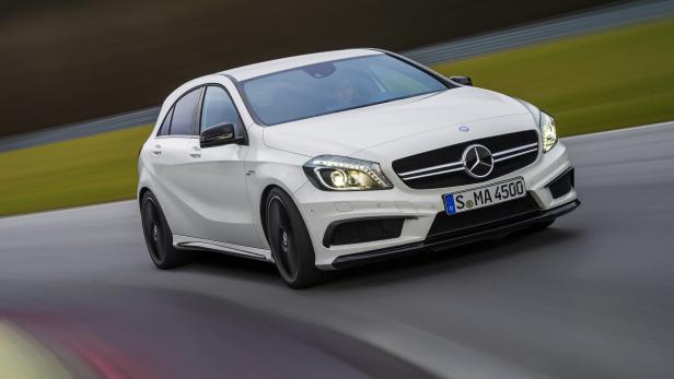 Ein weißer Mercedes-Benz A 45 AMG auf einer Rennstrecke.