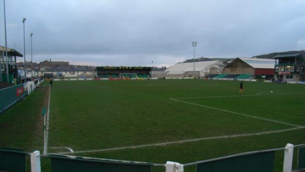 Blick auf das leere Fußballfeld des Nantporth Stadion in Bangor, Wales.