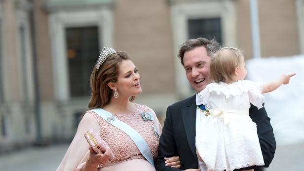 Prinzessin Madeleine mit Ehemann und Kind bei einer Veranstaltung in Stockholm.