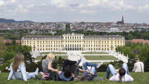 Ausspannen im Schlosspark Schönbrunn.