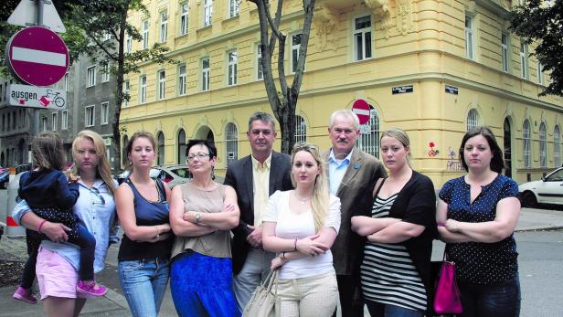 Besorgte Anrainer und die Bezirks-FPÖ machen gegen das gelbe Laufhaus im Bildhintergrund mobil.