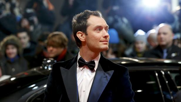 Actor Jude Law arrives for the screening of the movie &quot;Side Effects&quot; at the 63rd Berlinale International Film Festival in Berlin February 12, 2013. REUTERS/Fabrizio Bensch (GERMANY - Tags: ENTERTAINMENT)