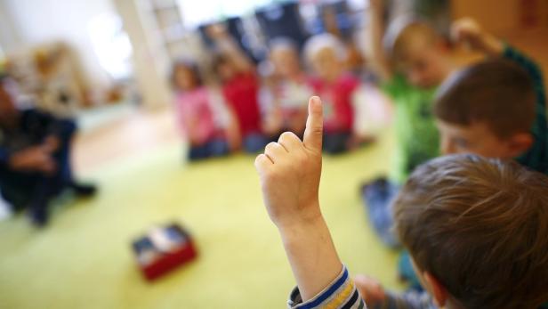 Je früher Kinder eine zweite Sprache lernen, desto leichter fällt ihnen das. Fehlende Deutschkenntnisse führen laut Rabl zu schlechteren schulischen Leistungen und geringeren Berufschancen.