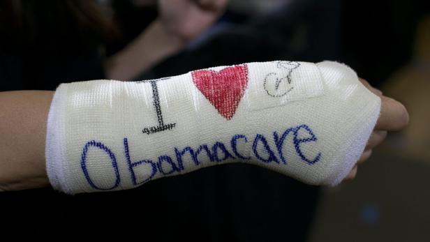 „Obamacare“ – Krankenversicherung für alle Amerikaner – hat Fans. Doch Zigtausende, die sich online für Versicherungen anmelden wollten, scheiterten an zusammengebrochenen Websites. Ein Fiasko für Obama