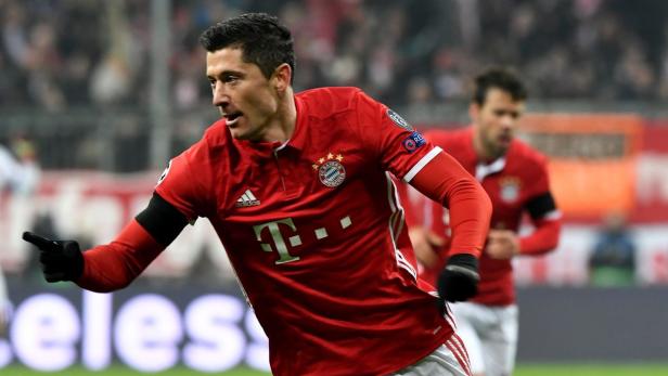 Robert Lewandowski im roten Bayern München Trikot jubelt.