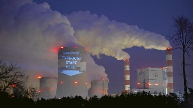 Greenpeace-Aktivisten projizierten vor Beginn des Weltklimagipfels einen Slogan auf Europas größtes Kohlekraftwerk in Belchatow.