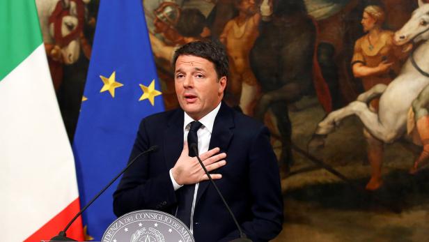 Matteo Renzi in Anzug und Krawatte mit der Hand am Herz