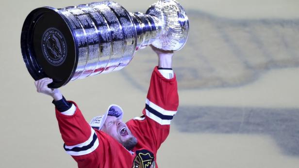Chicago-Verteidiger Kimmo Timonen stemmt die Stanley-Cup-Trophäe.