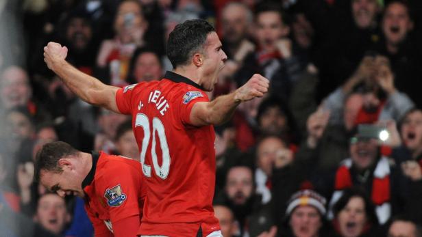 Robin van Persie jubelt mit der Nummer 20 auf seinem Trikot vor einer jubelnden Menge.