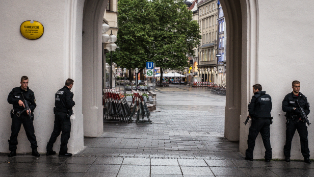 Bewaffnete Polizisten bewachen den Karlstor in München.