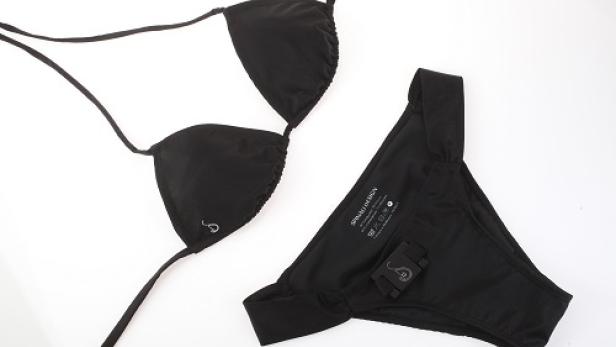 Ein schwarzer Triangel-Bikini liegt auf einem weißen Hintergrund.