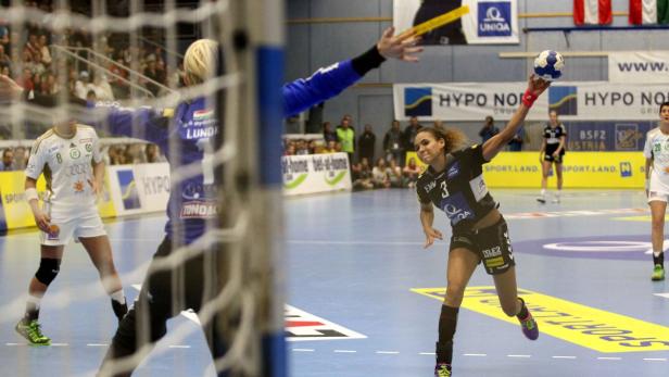 Hypo NOe - KC Gyoer Eine Handballspielerin wirft den Ball auf das Tor.