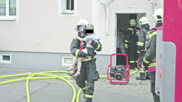 Feuerwehrleute versuchten, die Kinder zu beruhigen.