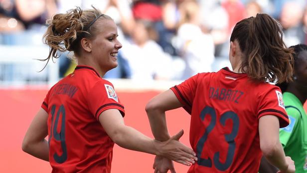 Lena Petermann bejubelt mit Sara Däbritz das 4:0.