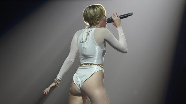 Miley Cyrus: Der Jungstar mit loser Zunge zündet sich auf der Bühne einen Joint an.