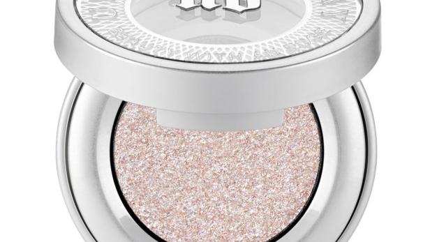 Ein geöffneter, silberfarbener Lidschatten von Urban Decay mit einem hellrosa Farbton.