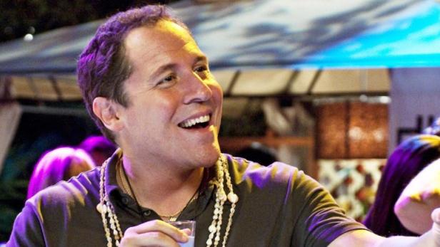 Joey (Jon Favreau) genießt seinen All-inclusive-Urlaub auf Bora Bora.