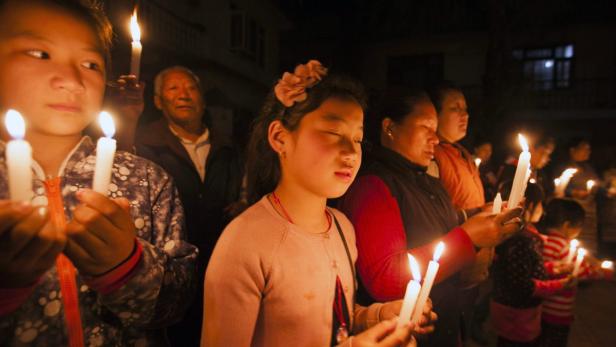 epa03581922 Tibetans attend a candlelit vigil after a Tibetan man self-immolated at Boudhanath in Kathmandu, Nepal, 13 February 2013. A Tibetan monk, who has not been identified, reportedly set himself on fire as a protest against China&#039;s rule over Tibet, and is undergoing treatment at a hospital in Kathmandu. EPA/NARENDRA SHRESTHA