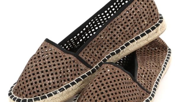 Ein Paar braune Espadrilles mit Jute-Sohle auf einem weißen Hintergrund.