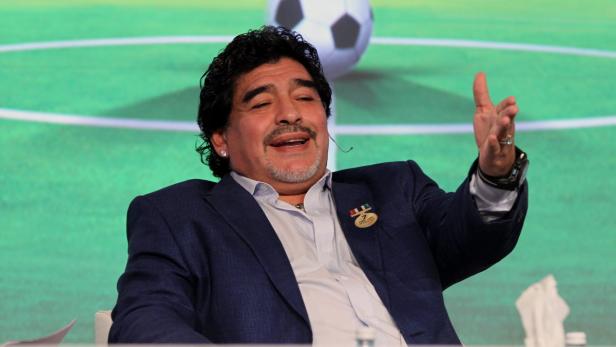 epa03519294 Argentinean soccer star Diego Maradona speaks during a session at the 7th edition of the Dubai International Sports Conference in the Gulf Emirate of Dubai, United Arab Emirates, 28 December 2012. EPA/ALI HAIDER