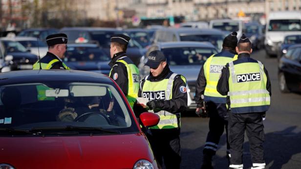 Kontrollpunkte der Polizei in- und außerhalb von Paris