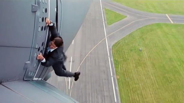 Stunt-Video: Tom Cruise hängt an abhebendem Flugzeug