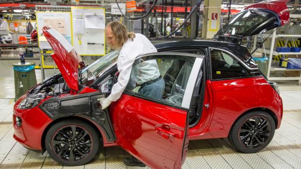 Ein Mitarbeiter im Werk Eisenach arbeitet an einem Opel Modell Adam.