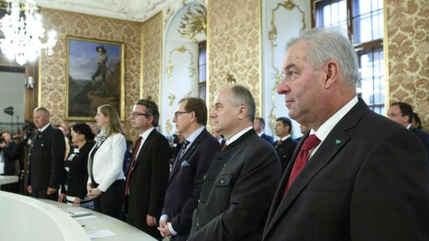 Der designierte Landeshauptmann der Steiermark, Hermann Schützenhöfer (ÖVP), LR Johann Seitinger (ÖVP), LR Christian Buchmann (ÖVP), LR Christopher Drexler (ÖVP) und Klubobfrau Barbara Eibinger (ÖVP) während der konstituierenden Sitzung des Steiermärkischen Landtags anl. der Wahl und Angelobung der neuen Landesregierung.