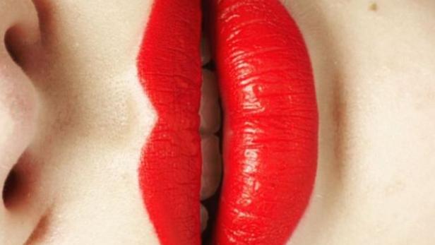 Nahaufnahme von roten Lippen mit Lippenstift.