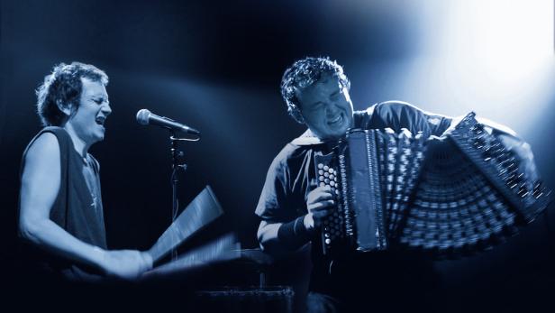 honorarfrei. Attwenger geben Konzert in Traismauer… Attwenger: Veteranen der alternativen Volksmusik