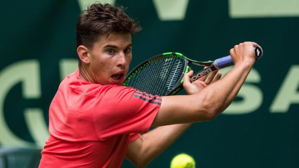 Dominic Thiem spielt Tennis und schlägt einen Ball.