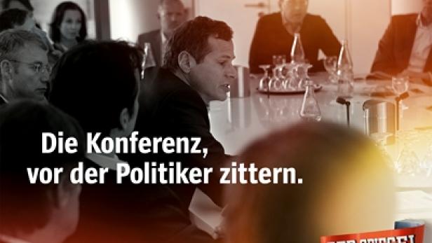 Eine Gruppe von Menschen sitzt an einem Tisch während einer Konferenz.