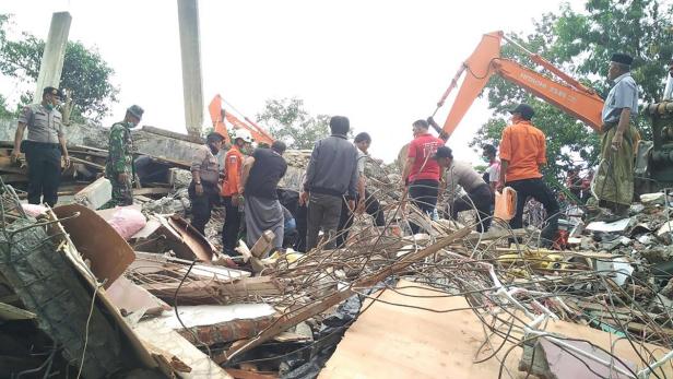 Fast hundert Tote bei Erdbeben in Indonesien