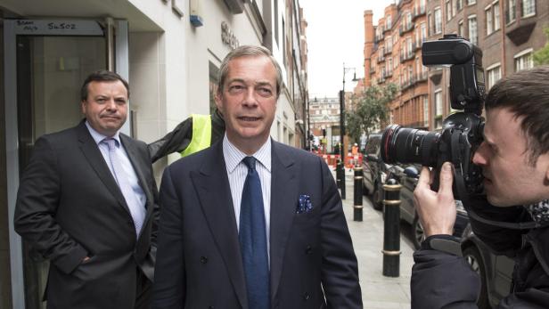 Nigel Farage mit Arron Banks (Hintergrund links).
