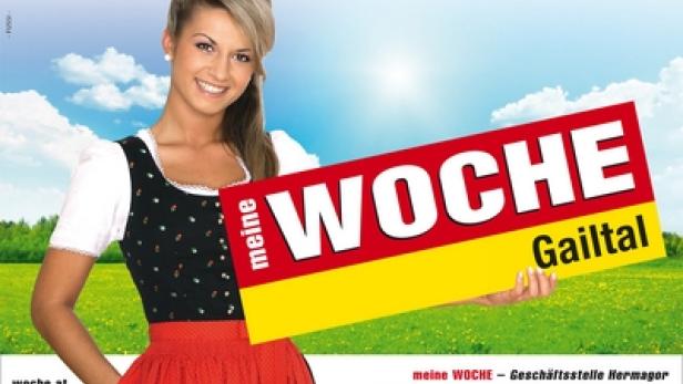 Eine Frau im Dirndl hält ein Schild mit der Aufschrift „meine Woche Gailtal“.