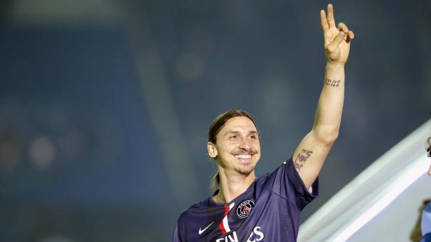 Zlatan Ibrahimović im Trikot von Paris Saint-Germain mit erhobenem Arm.