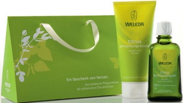Ein Geschenkset von Weleda mit Citrus Erfrischungsdusche und -öl in einer grünen Geschenktüte.