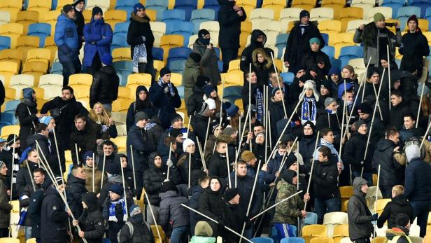 Dynamo-Fans waren für die Kämpfe gerüstet.