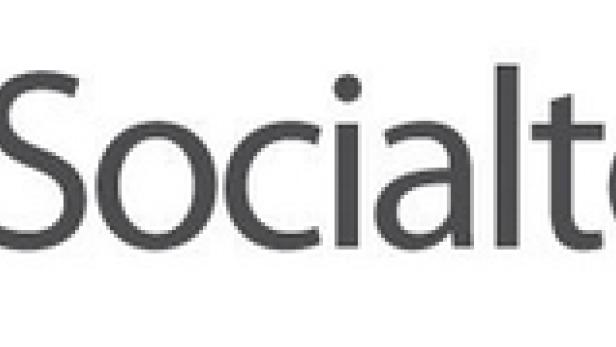 Das Logo von Socialtools mit einem bunten Netzwerk-Symbol.