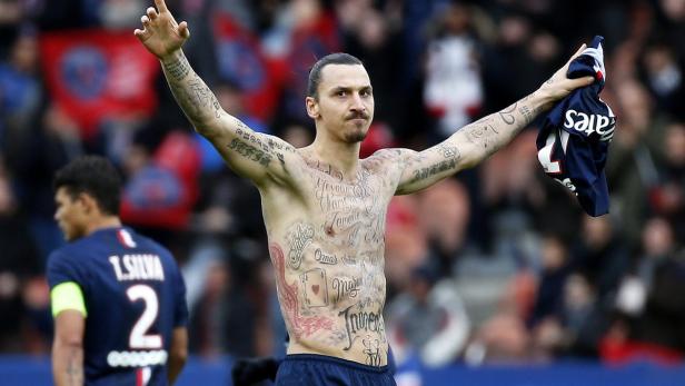 Zlatan Ibrahimović feiert oberkörperfrei mit Trikot in der Hand.