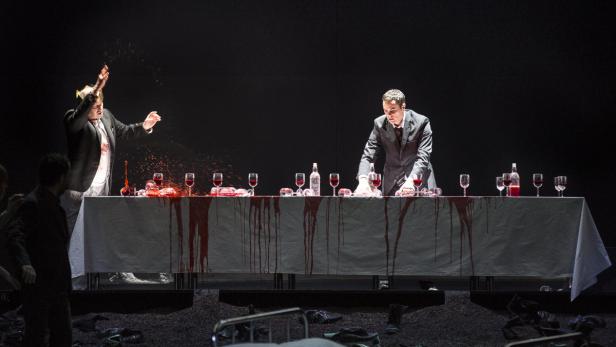 Richard Croft (Idomeneo) und Julien Behr (Arbace) in Damiano Michielettos Familienaufstellung.