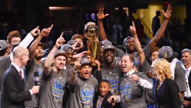 Das Golden State Warriors Team feiert mit der NBA-Trophäe ihren Sieg.