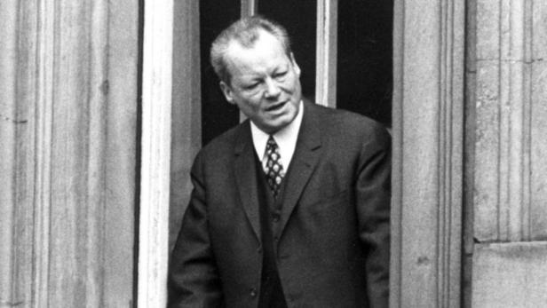 1970 reiste Willy Brandt zum ersten deutsch-deutschen Gipfeltreffen nach Erfurt und wurde mit „Willy Willy“-Rufen empfangen: Blick aus seinem Hotelzimmer.