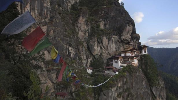 Prayer flags hang near the ParoTaktsang Palphug Buddhist monastery, also known as the Tiger&#039;s Nest, in Paro district, Bhutan on October 16, 2011. Picture taken on October 16, 2011. REUTERS/Adrees Latif (BHUTAN - Tags: RELIGION TRAVEL TPX IMAGES OF THE DAY)