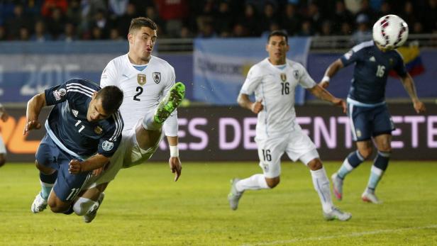 Während eines Fußballspiels kämpfen Spieler aus Uruguay und Argentinien um den Ball.