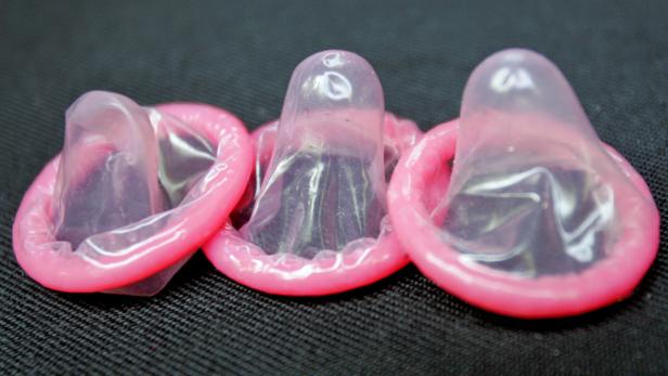 1930 Die Verwendung von Latex hilft der massenhaften Verbreitung einer dünnen Hülle als Mittel zur Empfängnisverhütung: Das maschinell gefertigte Kondom tritt seinen Siegeszug an.