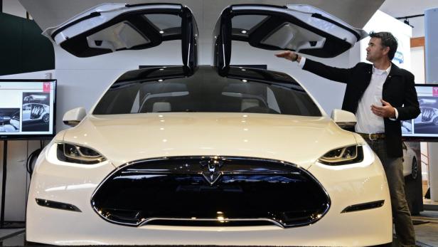 epa03537497 Franz von Holzhausen Tesla Chief Designer shows the new doors on one of the Tesla cars at the North American International Auto Show, at the Cobo Center in Detroit, Michigan, USA, 15 January 2013. The North American International Auto Show is one of the largest car shows held each year in the United States, and opens to the public 19 January 2013. EPA/LARRY W. SMITH