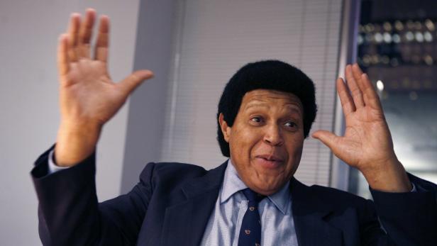 Chubby Checker talks during an interview with Reuters in New York, in this January 25, 2007 file photo. Few musicians are so closely linked to a single dance as Chubby Checker and the Twist, and Chubby Checker is twisting again, like he did last summer, and 47 summers before that. Born Ernest Evans in South Carolina and raised in Philadelphia, he went to school with two others who became pre-Beatles pop stars, Fabian and Frankie Avalon. To match feature MUSIC-CHUBBY/ REUTERS/Brendan Mcdermid (UNITED STATES)