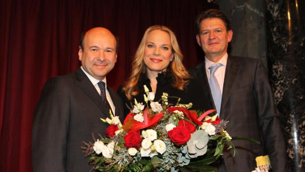 Staatsoperndirektor Dominique Meyer (l.) und KURIER-Chefredakteur Helmut Brandstätter gratulierten Elina Garanca zu ihrem neuen Buch.