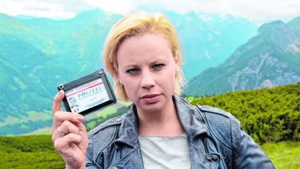 Als taffe Ermittlerin quält sich Katharina Straßer im Gebirge
